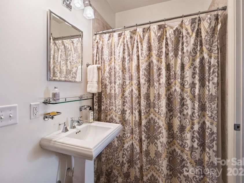 2627 Hampton Avenue, Charlotte, NC 28207.  MLS# CAR4256065, YatesRealty ID 11861. 