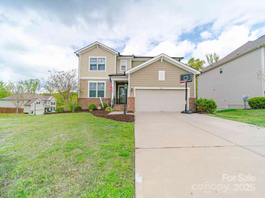 807 Oak Manor Drive, Concord, NC 28025.  MLS# CAR4245528, YatesRealty ID 11863. 