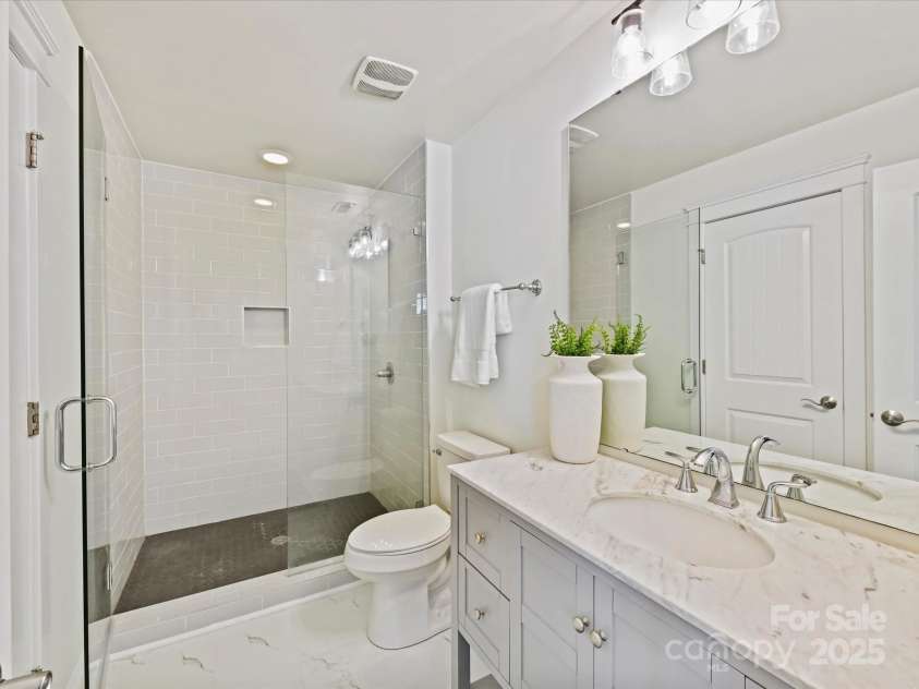 1904 Lela Avenue, Charlotte, NC 28208.  MLS# CAR4241700, YatesRealty ID 11864. Entry Level En suite Full Bath