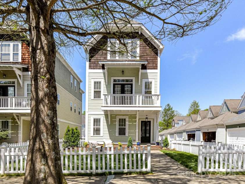 1904 Lela Avenue, Charlotte, NC 28208.  MLS# CAR4241700, YatesRealty ID 11864. Welcome to 1904 Lela!