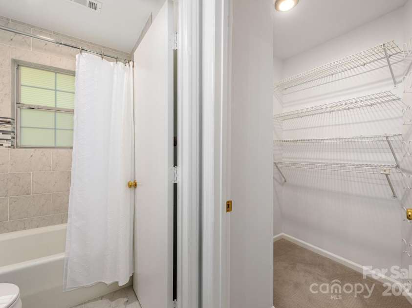 9012 Saint Thomas Lane, Charlotte, NC 28277.  MLS# CAR4248076, YatesRealty ID 11870. 