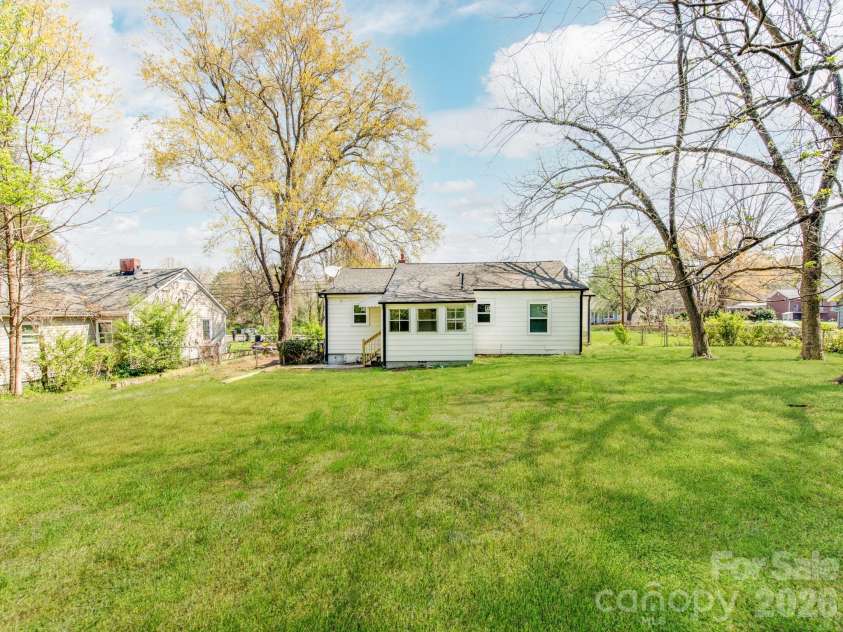 1717 Davidson Avenue, Gastonia, NC 28052.  MLS# CAR4362898, YatesRealty ID 11872. 