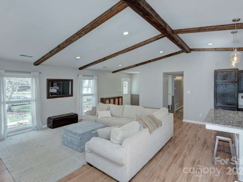 6201 Sellars Court, Charlotte, NC 28211.  MLS# CAR4239905, YatesRealty ID 11878. 