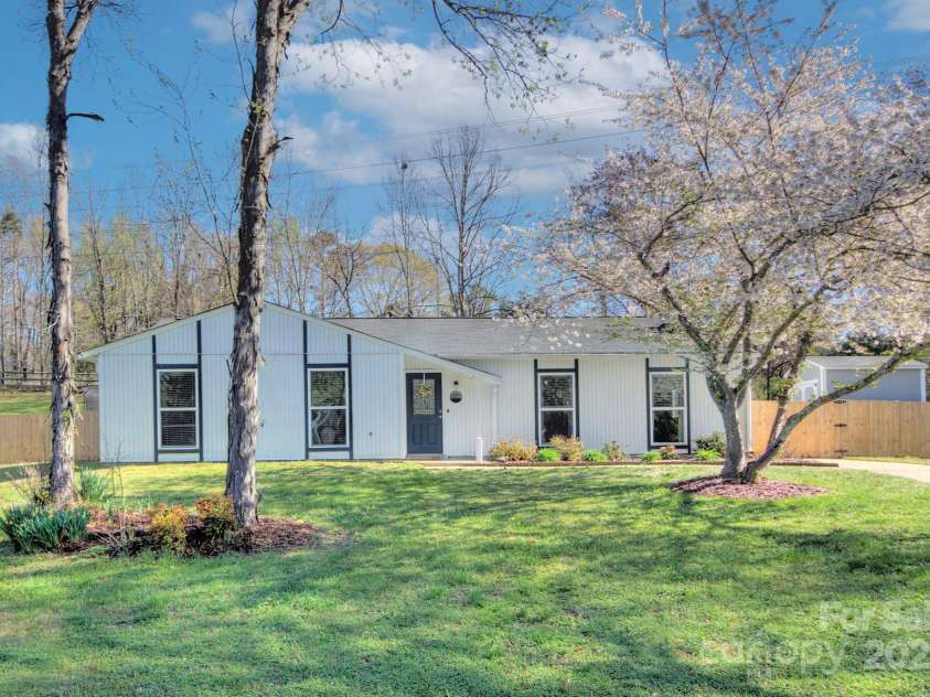 6201 Sellars Court, Charlotte, NC 28211.  MLS# CAR4239905, YatesRealty ID 11878. 