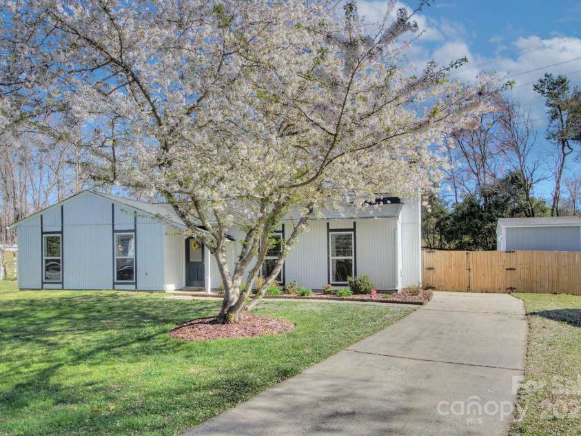 6201 Sellars Court, Charlotte, NC 28211.  MLS# CAR4239905, YatesRealty ID 11878. 