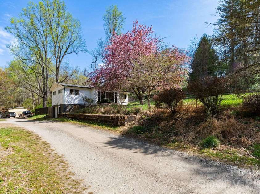 135 Sardis Drive, Asheville, NC 28806.  MLS# CAR4368987, YatesRealty ID 11879. 