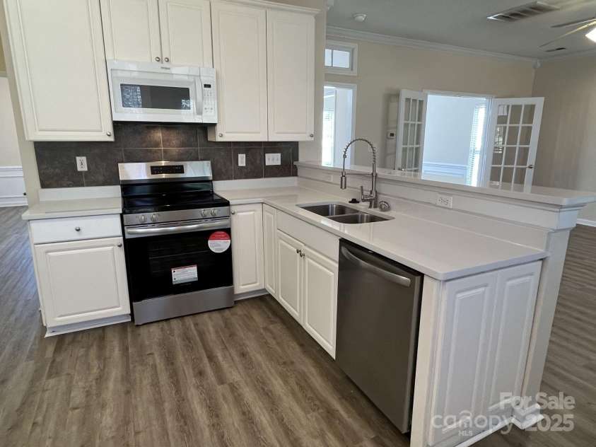 6827 Neuhoff Lane, Charlotte, NC 28269.  MLS# CAR4227183, YatesRealty ID 11879. 