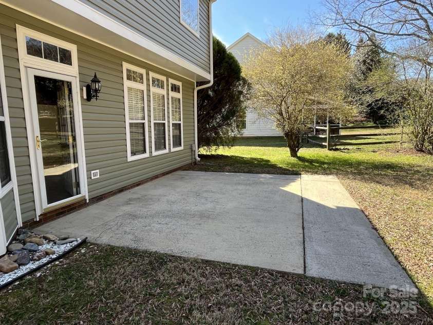 6827 Neuhoff Lane, Charlotte, NC 28269.  MLS# CAR4227183, YatesRealty ID 11879. 