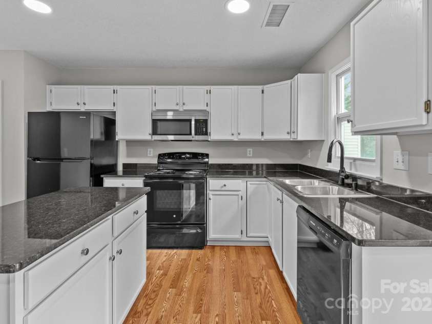 9014 Arbor Creek Drive, Charlotte, NC 28269.  MLS# CAR4225793, YatesRealty ID 1188. Kitchen