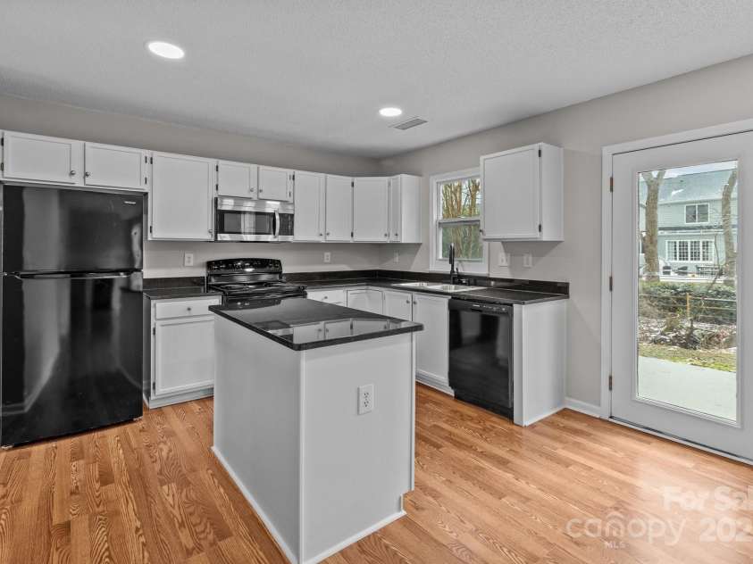 9014 Arbor Creek Drive, Charlotte, NC 28269.  MLS# CAR4225793, YatesRealty ID 1188. Kitchen/Dining