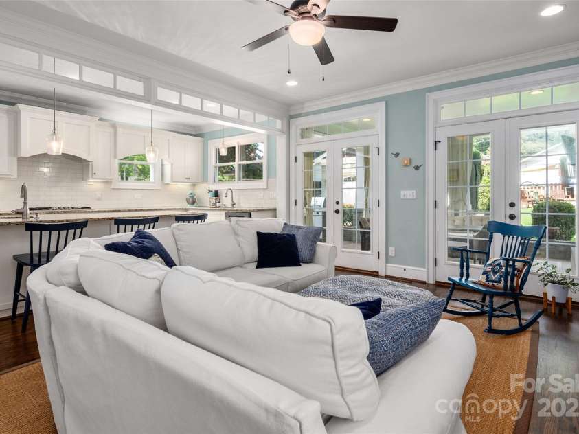 417 Dotger Avenue, Charlotte, NC 28204.  MLS# CAR4255387, YatesRealty ID 11880. 