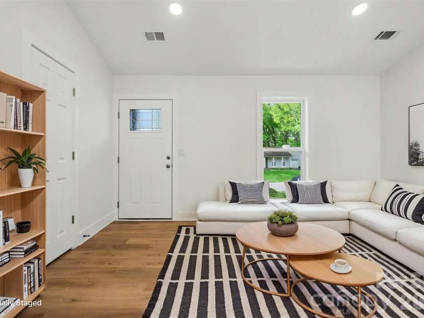 10237 Cairnsmore Place, Mint Hill, NC 28227.  MLS# CAR4363397, YatesRealty ID 11883. Living room