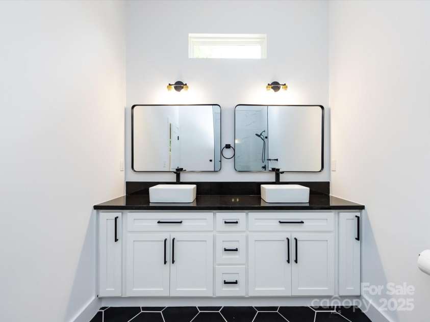 3007 West Boulevard, Charlotte, NC 28208.  MLS# CAR4249716, YatesRealty ID 11884. Dual sinks