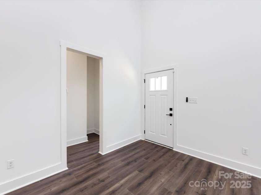 3007 West Boulevard, Charlotte, NC 28208.  MLS# CAR4249716, YatesRealty ID 11884. Entryway
