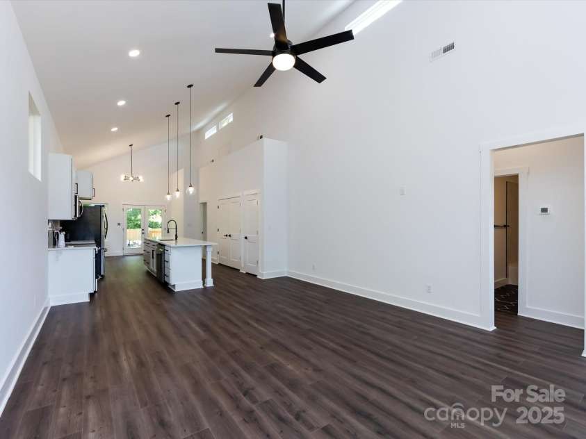 3007 West Boulevard, Charlotte, NC 28208.  MLS# CAR4249716, YatesRealty ID 11884. Entryway longview