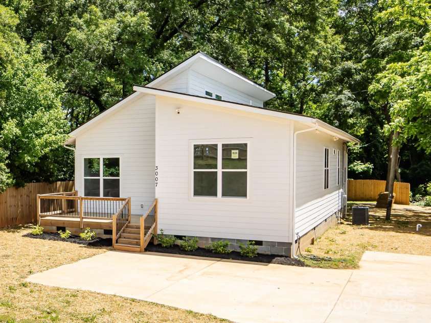3007 West Boulevard, Charlotte, NC 28208.  MLS# CAR4249716, YatesRealty ID 11884. Exterior front
