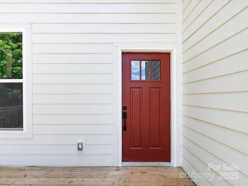 3007 West Boulevard, Charlotte, NC 28208.  MLS# CAR4249716, YatesRealty ID 11884. Front entry door