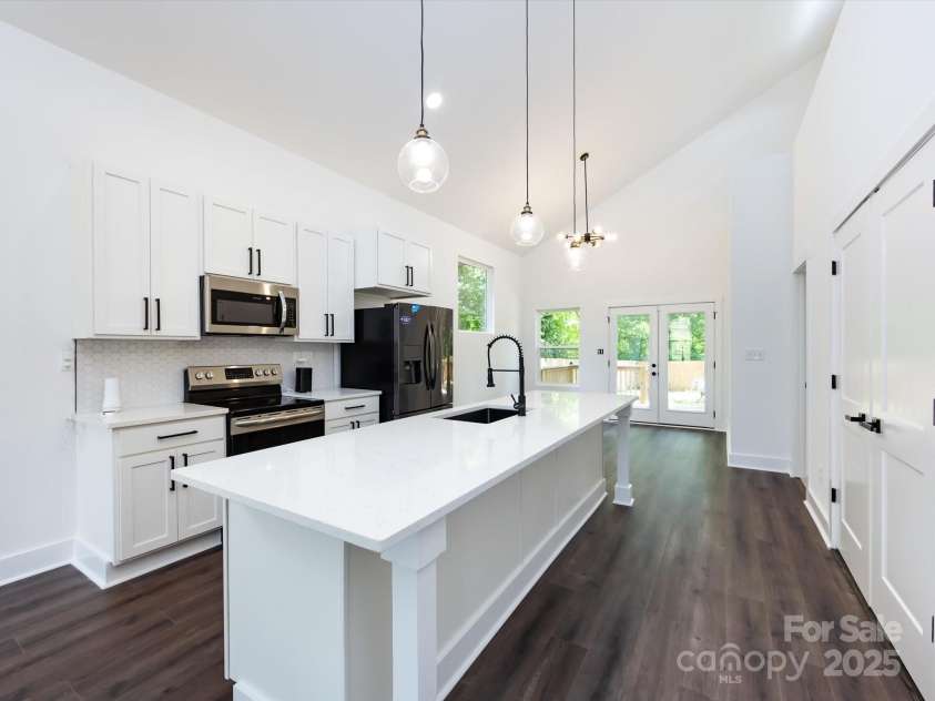 3007 West Boulevard, Charlotte, NC 28208.  MLS# CAR4249716, YatesRealty ID 11884. Kitchen long profile