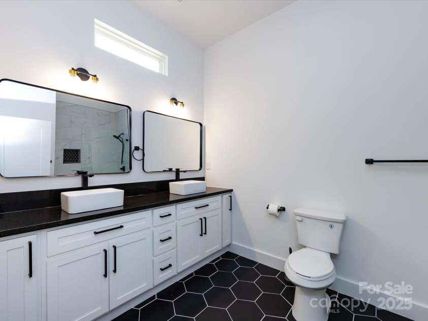 3007 West Boulevard, Charlotte, NC 28208.  MLS# CAR4249716, YatesRealty ID 11884. Master bath entry