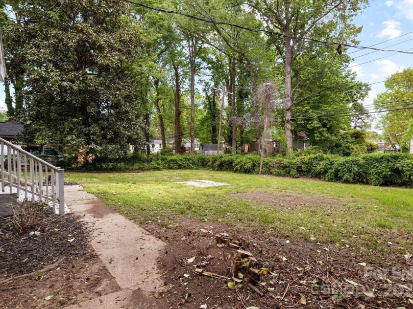 816 Echo Glen Road, Charlotte, NC 28213.  MLS# CAR4248212, YatesRealty ID 11891. Backyard immediately walking out from door in kitchen.