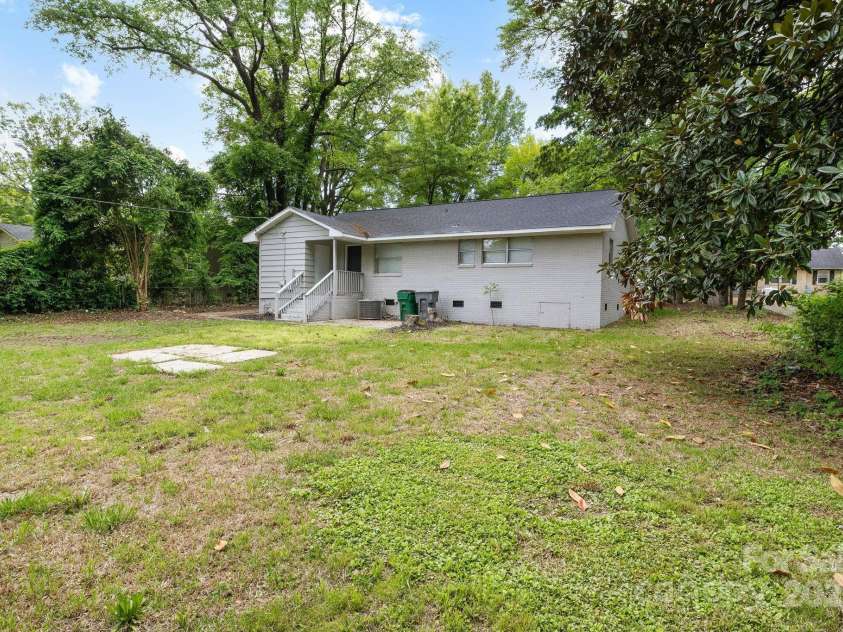 816 Echo Glen Road, Charlotte, NC 28213.  MLS# CAR4248212, YatesRealty ID 11891. Distanced shot of back yard.