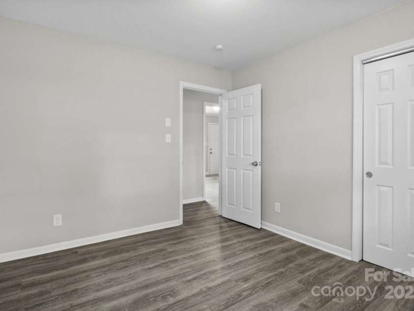 816 Echo Glen Road, Charlotte, NC 28213.  MLS# CAR4248212, YatesRealty ID 11891. First bedroom facing entry door.
