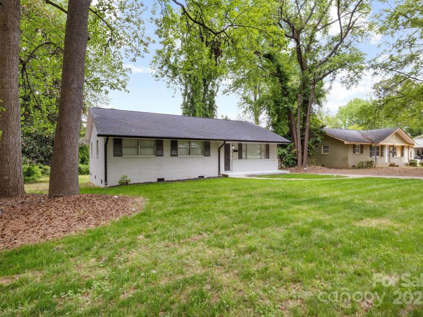 816 Echo Glen Road, Charlotte, NC 28213.  MLS# CAR4248212, YatesRealty ID 11891. Front of home angled right.