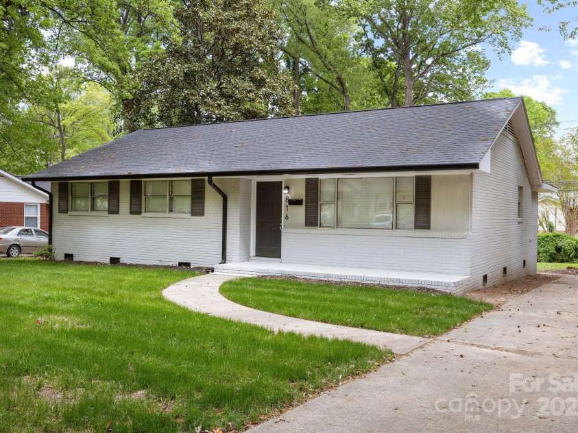 816 Echo Glen Road, Charlotte, NC 28213.  MLS# CAR4248212, YatesRealty ID 11891. Front of home, with emphasis on driveway on right.