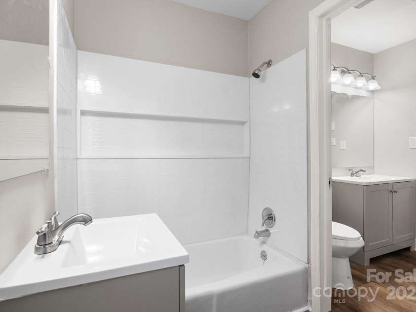 816 Echo Glen Road, Charlotte, NC 28213.  MLS# CAR4248212, YatesRealty ID 11891. Full bathroom.