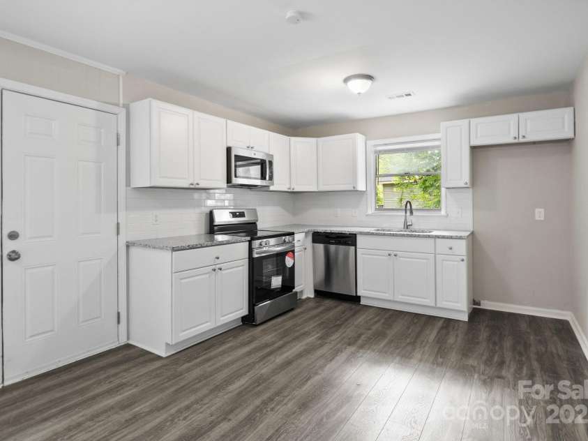 816 Echo Glen Road, Charlotte, NC 28213.  MLS# CAR4248212, YatesRealty ID 11891. Kitchen immediately walking in.