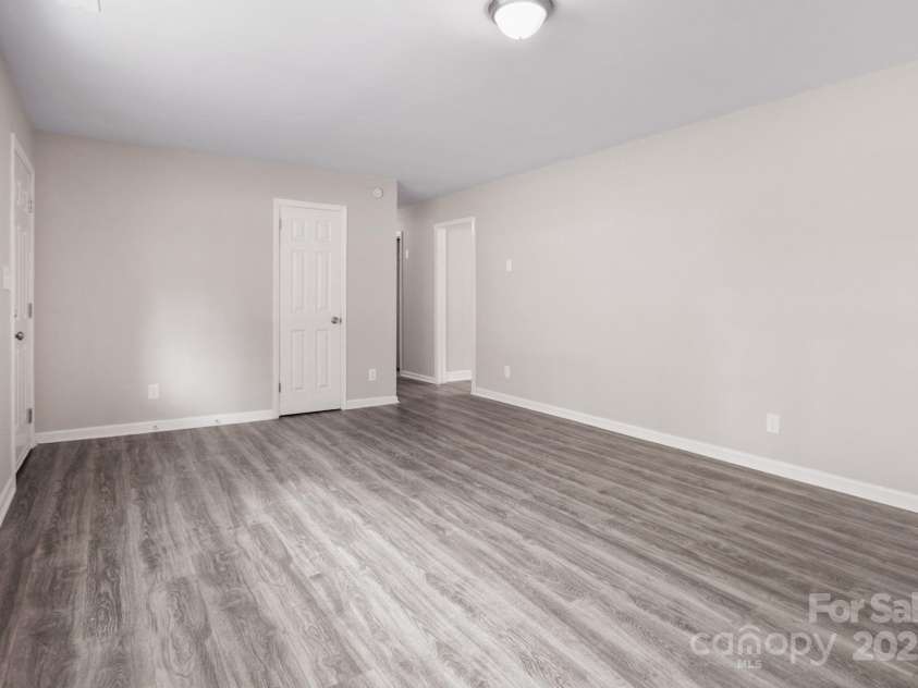 816 Echo Glen Road, Charlotte, NC 28213.  MLS# CAR4248212, YatesRealty ID 11891. Living room, walking immediately in from front door. Entry/hall pictured on right leads to and connects remainder of bedrooms for home.