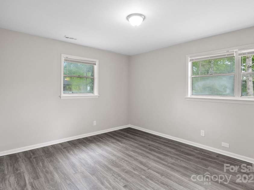 816 Echo Glen Road, Charlotte, NC 28213.  MLS# CAR4248212, YatesRealty ID 11891. Primary bedroom immediately walking in.