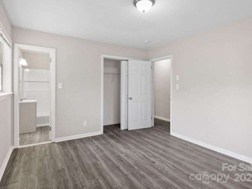 816 Echo Glen Road, Charlotte, NC 28213.  MLS# CAR4248212, YatesRealty ID 11891. Primary bedroom, with entry door open on far right. Far left door provides immediate entry to full bath.