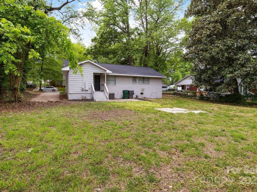 816 Echo Glen Road, Charlotte, NC 28213.  MLS# CAR4248212, YatesRealty ID 11891. Second shot of back yard.