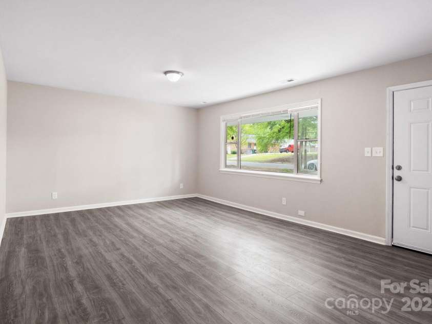 816 Echo Glen Road, Charlotte, NC 28213.  MLS# CAR4248212, YatesRealty ID 11891. Second shot of living room, showing entire space. Back is to hallway that connects all bedrooms.