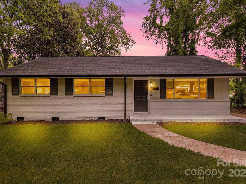 816 Echo Glen Road, Charlotte, NC 28213.  MLS# CAR4248212, YatesRealty ID 11891. Twilight photo.