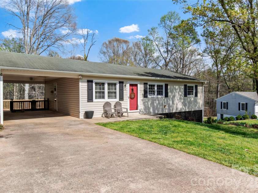 239 Harris Avenue, Elkin, NC 28621.  MLS# CAR4367161, YatesRealty ID 11895. 