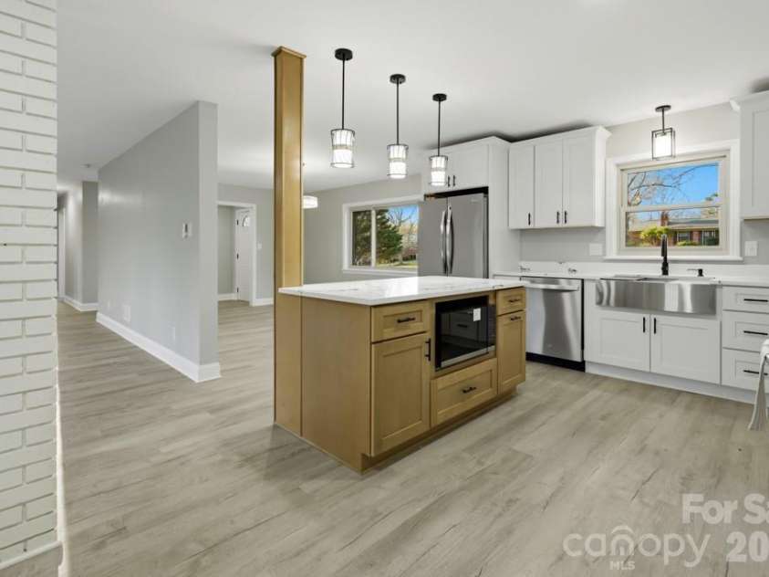 415 Kimmswick Road, Charlotte, NC 28214.  MLS# CAR4358484, YatesRealty ID 11898. Kitchen
