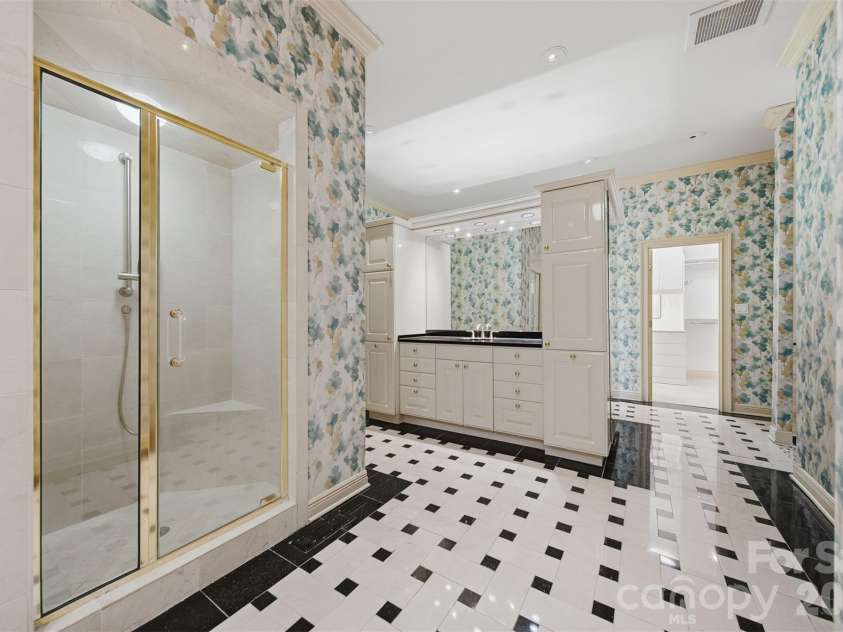 3619 Links Drive, Conover, NC 28613.  MLS# CAR4315421, YatesRealty ID 11899. Large Primary Bath.