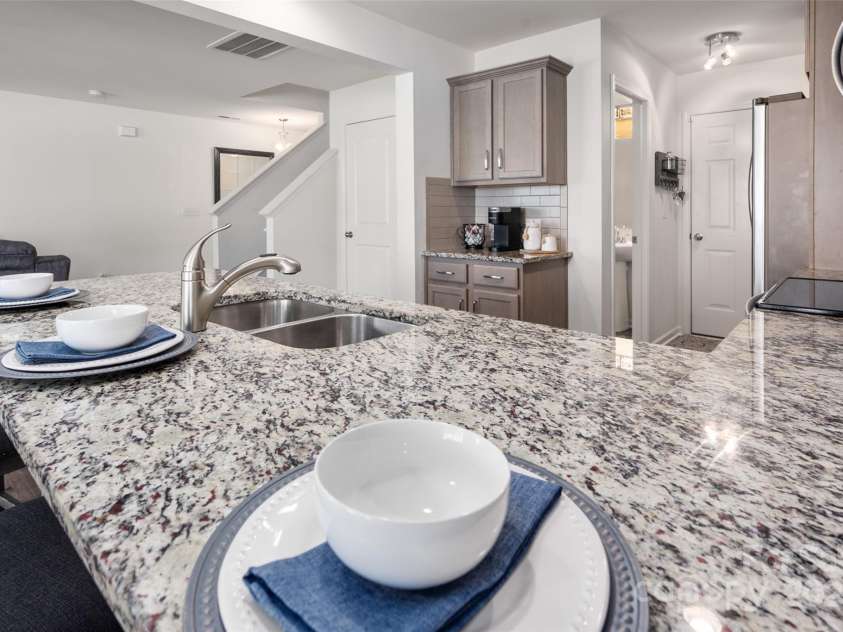 507 Newfound Hollow Drive, Charlotte, NC 28214.  MLS# CAR4252312, YatesRealty ID 11899. Beautiful granite counter tops