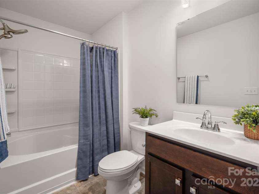 507 Newfound Hollow Drive, Charlotte, NC 28214.  MLS# CAR4252312, YatesRealty ID 11899. Full hall bath