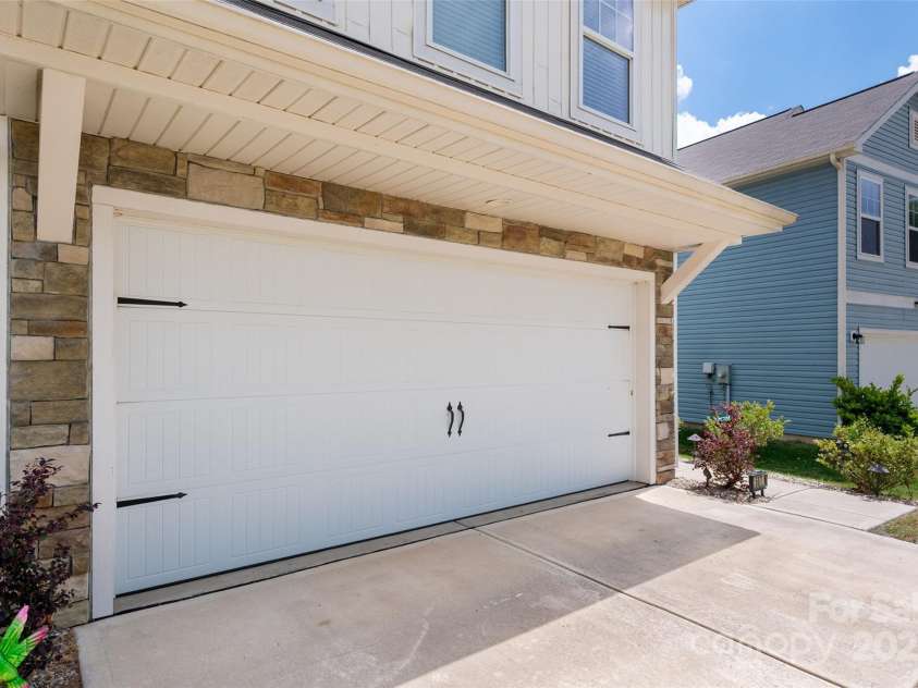 507 Newfound Hollow Drive, Charlotte, NC 28214.  MLS# CAR4252312, YatesRealty ID 11899. Spacious 2 car Garage