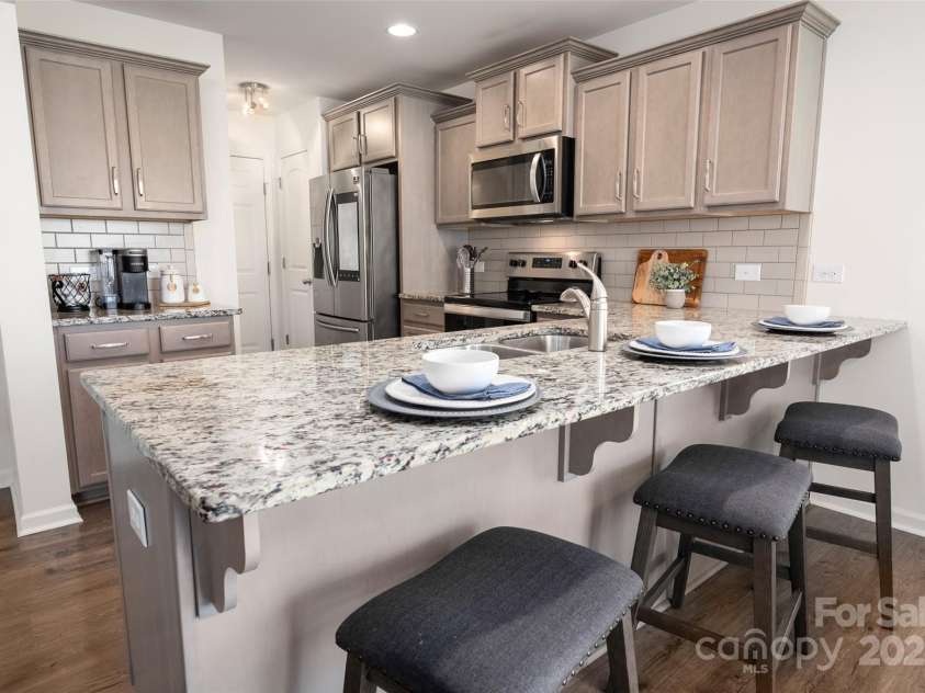 507 Newfound Hollow Drive, Charlotte, NC 28214.  MLS# CAR4252312, YatesRealty ID 11899. SS Fridge conveys - (not one noted in pic)