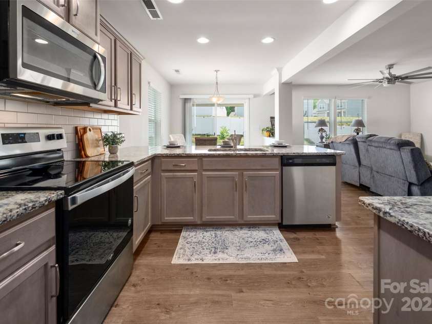 507 Newfound Hollow Drive, Charlotte, NC 28214.  MLS# CAR4252312, YatesRealty ID 11899. Stainless Stell Appliances