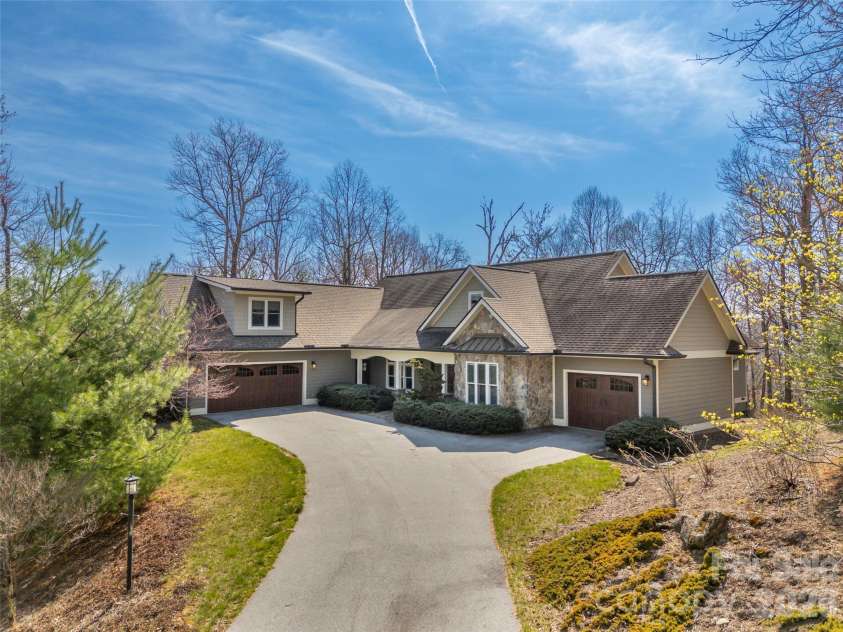 439 Monarch Road, Hendersonville, NC 28739.  MLS# CAR4363938, YatesRealty ID 11901. 