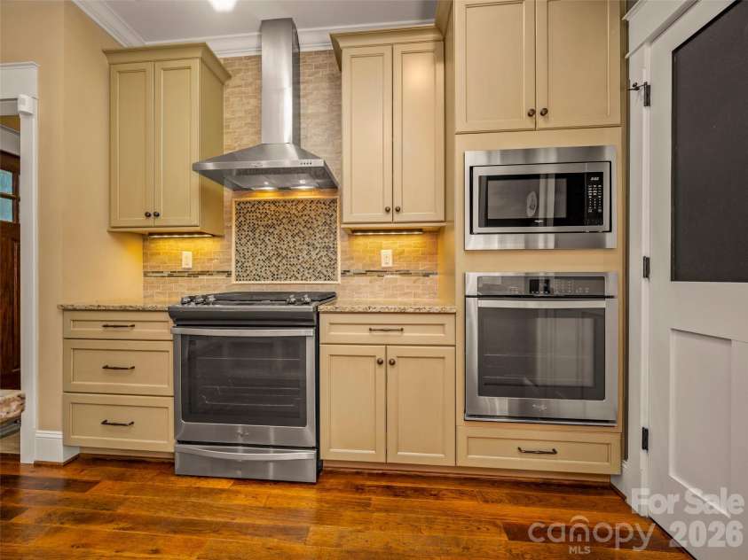 439 Monarch Road, Hendersonville, NC 28739.  MLS# CAR4363938, YatesRealty ID 11901. 