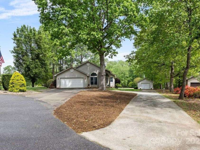 3764 Glenn Oaks Drive, Maiden, NC 28650.  MLS# CAR4246719, YatesRealty ID 11902. Enjoy workshop and plenty of parking