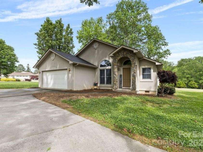 3764 Glenn Oaks Drive, Maiden, NC 28650.  MLS# CAR4246719, YatesRealty ID 11902. Front of Home