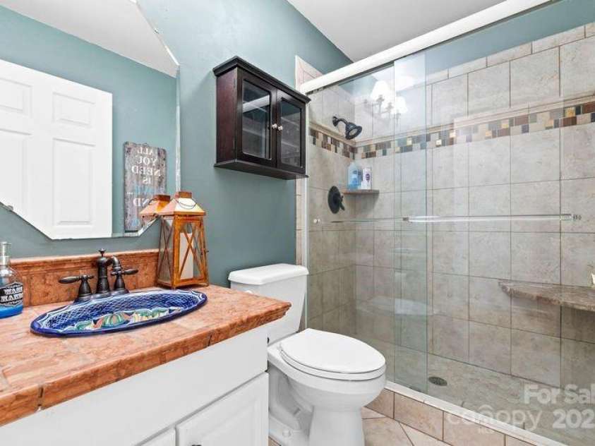 3764 Glenn Oaks Drive, Maiden, NC 28650.  MLS# CAR4246719, YatesRealty ID 11902. Halll bath