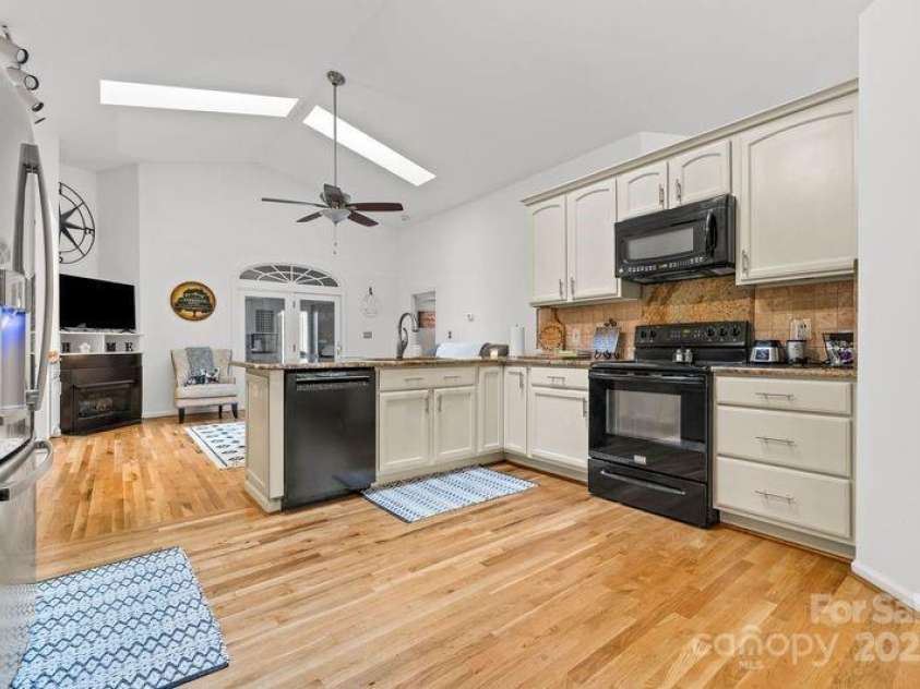 3764 Glenn Oaks Drive, Maiden, NC 28650.  MLS# CAR4246719, YatesRealty ID 11902. Kitchen over looking family area